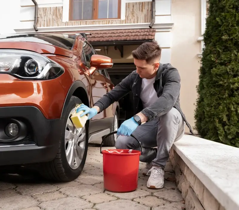 Lavage auto à domicile Saint-Martin-de-Gurson : professionnel intervenant sur un véhicule